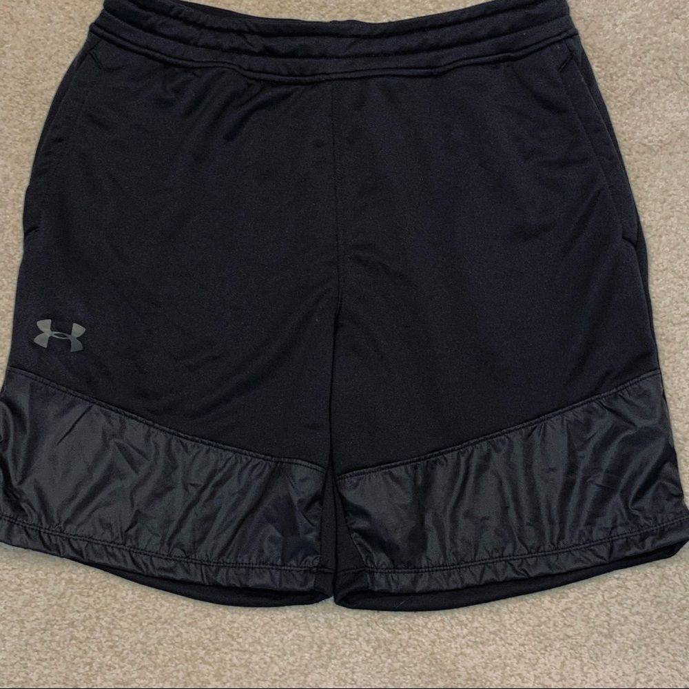 Under Armour Black‎ Loose Fit Athletic Shorts L